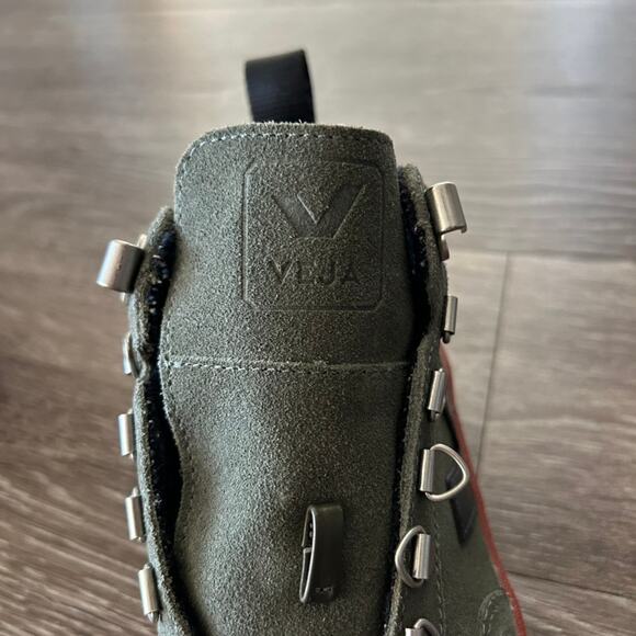 NWOT Veja Roraima Green Suede Hiking Sneakers Black V Logo Red Gum Sole Size 5 - Picture 9 of 15